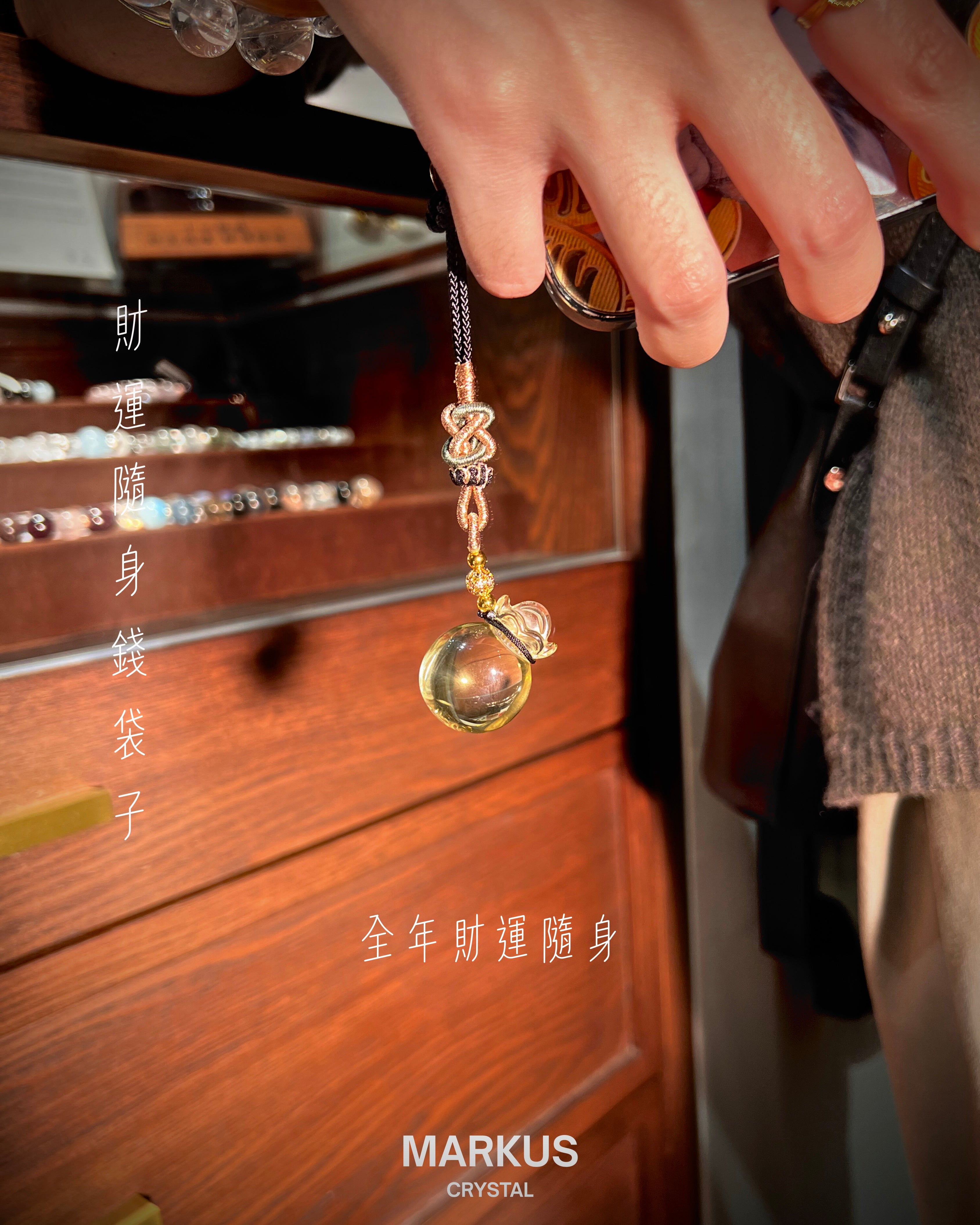 水晶, 水晶店, 水晶手鍊, 水晶手串, 晶石擺設, 水晶DIY, 水晶原石, 消磁淨化, 純露噴霧, 招財水晶, 人緣水晶, 能量水晶, 觀塘水晶店, 手工飾品, 命定水晶, 水晶工作坊, 晶石吊墜, 水晶飾物, 避邪保平安, 舒緩情緒, 招貴人, 專屬訂製, 貔貅掛飾, 線上訂製, 礦區原石, 鈦晶, 金髮晶, 拉長石, 海藍寶, 水晶手鐲, 空間淨化, 能量平衡, 天然礦石, 櫻花瑪瑙, 黑曜石, 捷克隕石, 瑪瑙扣, 招財貓掛飾, 達摩擺件, 透石膏, 願望瓶, 礦石切割, 脈輪平衡, 靈性成長, 禮物推薦, 晶石原礦, Crystal, Crystal Shop, Crystal Bracelet, Crystal Ornament, DIY Crystal, Raw Stone, Cleansing, Hydrosol Spray, Wealth Crystal, Relationship Crystal, Healing Energy, Kwun Tong Crystal Shop, Handmade Jewelry, Destiny Crystal, Crystal Workshop, Cry