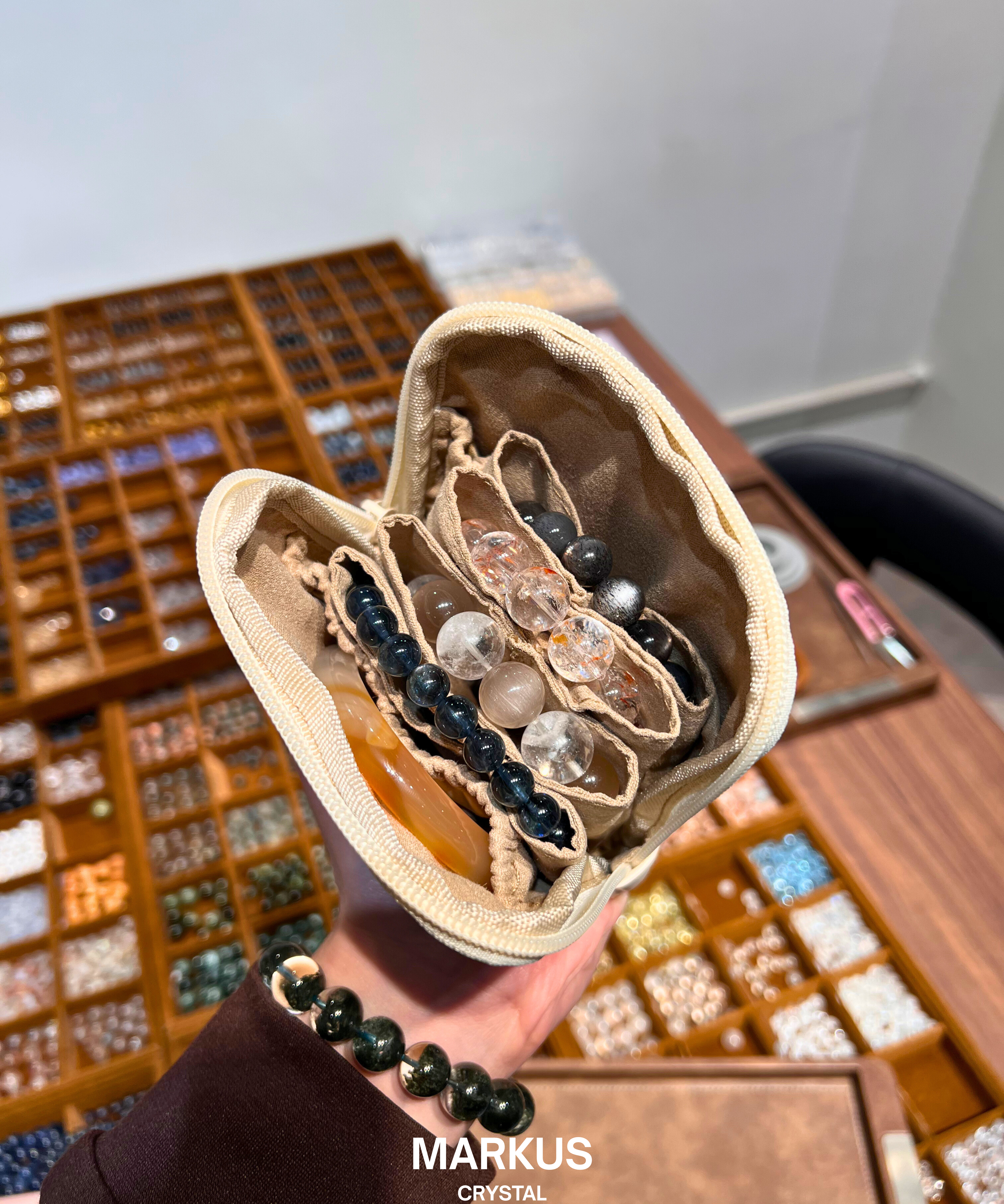 水晶, 水晶店, 水晶手鍊, 水晶手串, 晶石擺設, 水晶DIY, 水晶原石, 消磁淨化, 純露噴霧, 招財水晶, 人緣水晶, 能量水晶, 觀塘水晶店, 手工飾品, 命定水晶, 水晶工作坊, 晶石吊墜, 水晶飾物, 避邪保平安, 舒緩情緒, 招貴人, 專屬訂製, 貔貅掛飾, 線上訂製, 礦區原石, 鈦晶, 金髮晶, 拉長石, 海藍寶, 水晶手鐲, 空間淨化, 能量平衡, 天然礦石, 櫻花瑪瑙, 黑曜石, 捷克隕石, 瑪瑙扣, 招財貓掛飾, 達摩擺件, 透石膏, 願望瓶, 礦石切割, 脈輪平衡, 靈性成長, 禮物推薦, 晶石原礦, Crystal, Crystal Shop, Crystal Bracelet, Crystal Ornament, DIY Crystal, Raw Stone, Cleansing, Hydrosol Spray, Wealth Crystal, Relationship Crystal, Healing Energy, Kwun Tong Crystal Shop, Handmade Jewelry, Destiny Crystal, Crystal Workshop, Cry