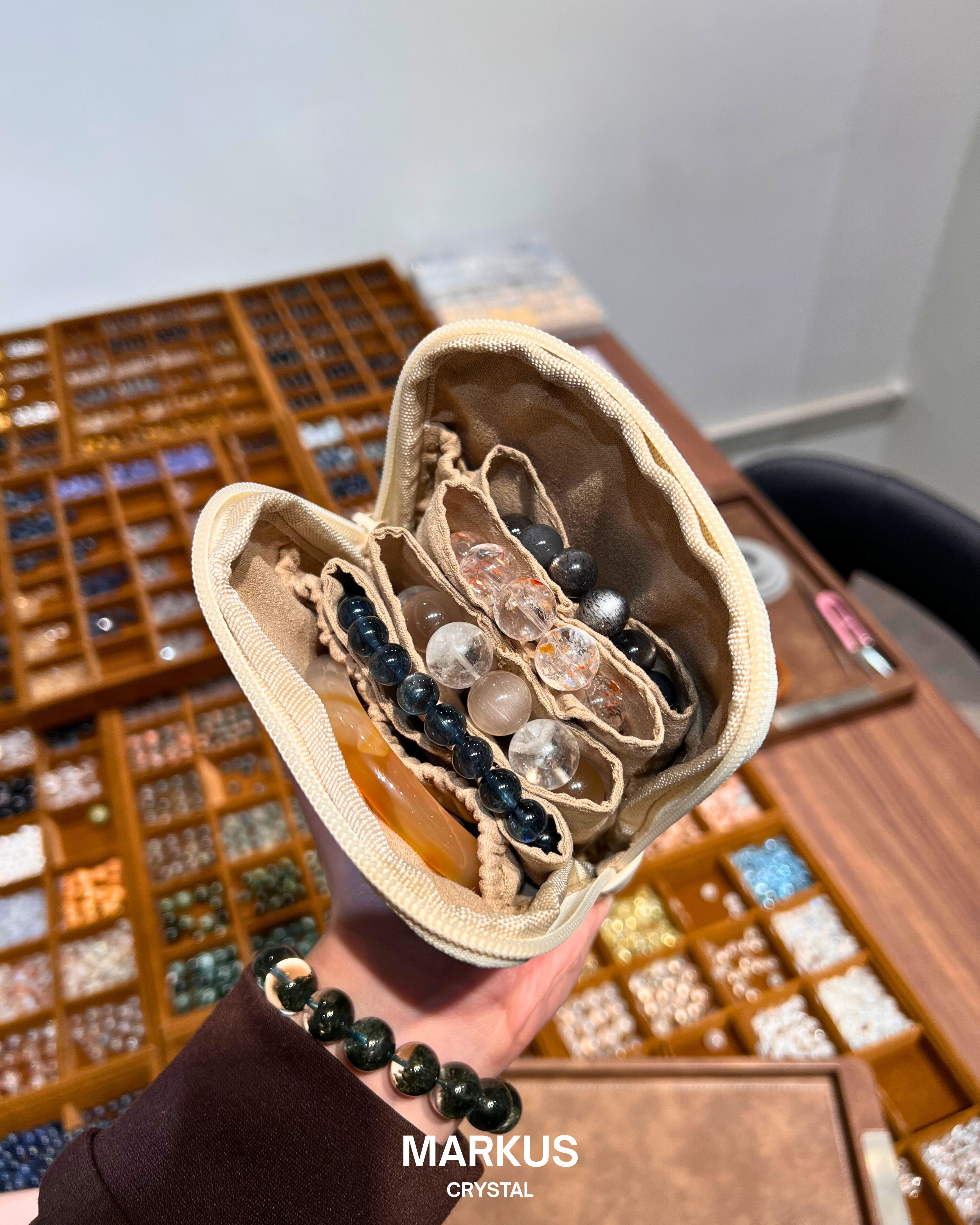 水晶, 水晶店, 水晶手鍊, 水晶手串, 晶石擺設, 水晶DIY, 水晶原石, 消磁淨化, 純露噴霧, 招財水晶, 人緣水晶, 能量水晶, 觀塘水晶店, 手工飾品, 命定水晶, 水晶工作坊, 晶石吊墜, 水晶飾物, 避邪保平安, 舒緩情緒, 招貴人, 專屬訂製, 貔貅掛飾, 線上訂製, 礦區原石, 鈦晶, 金髮晶, 拉長石, 海藍寶, 水晶手鐲, 空間淨化, 能量平衡, 天然礦石, 櫻花瑪瑙, 黑曜石, 捷克隕石, 瑪瑙扣, 招財貓掛飾, 達摩擺件, 透石膏, 願望瓶, 礦石切割, 脈輪平衡, 靈性成長, 禮物推薦, 晶石原礦, Crystal, Crystal Shop, Crystal Bracelet, Crystal Ornament, DIY Crystal, Raw Stone, Cleansing, Hydrosol Spray, Wealth Crystal, Relationship Crystal, Healing Energy, Kwun Tong Crystal Shop, Handmade Jewelry, Destiny Crystal, Crystal Workshop, Cry