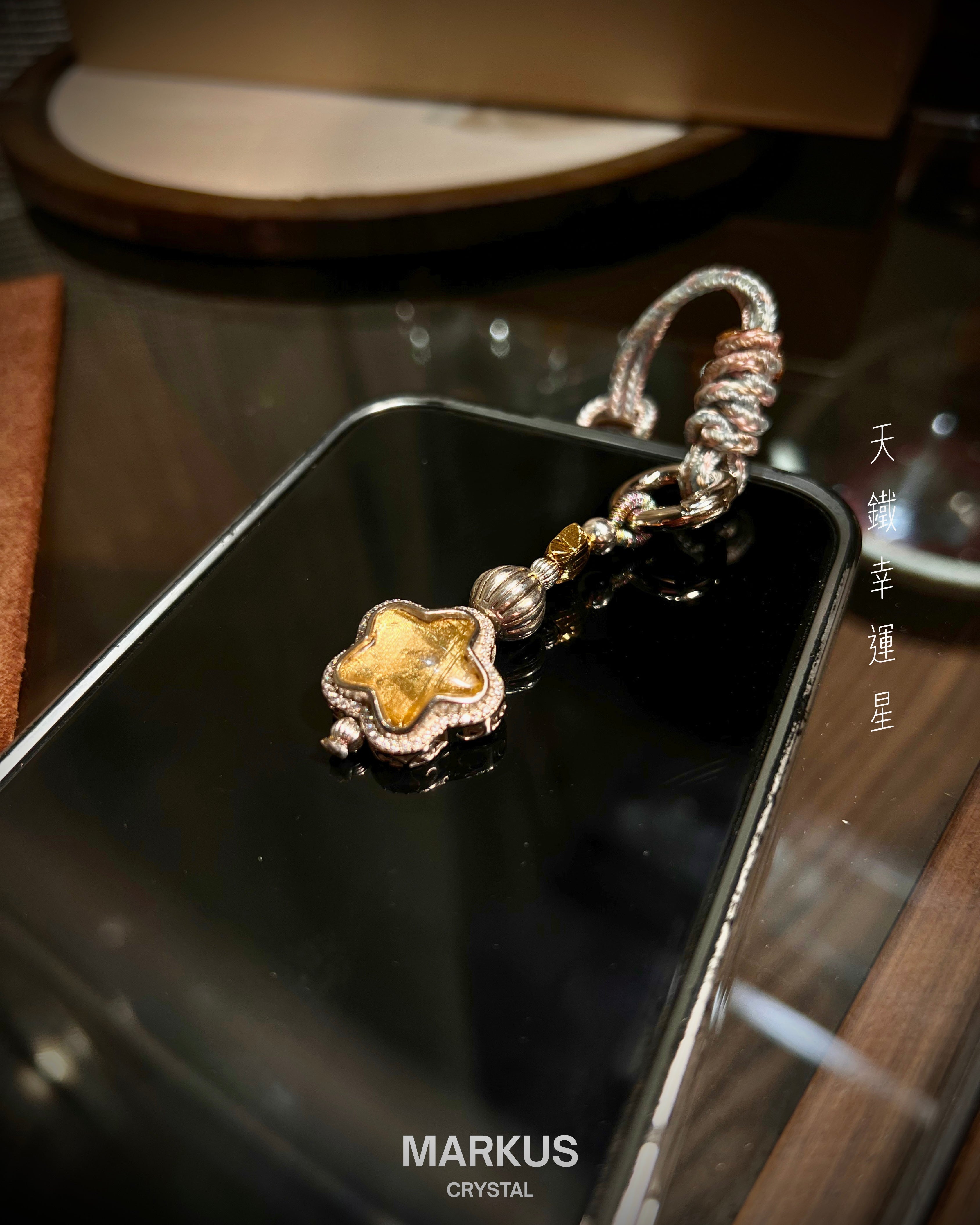 水晶, 水晶店, 水晶手鍊, 水晶手串, 晶石擺設, 水晶DIY, 水晶原石, 消磁淨化, 純露噴霧, 招財水晶, 人緣水晶, 能量水晶, 觀塘水晶店, 手工飾品, 命定水晶, 水晶工作坊, 晶石吊墜, 水晶飾物, 避邪保平安, 舒緩情緒, 招貴人, 專屬訂製, 貔貅掛飾, 線上訂製, 礦區原石, 鈦晶, 金髮晶, 拉長石, 海藍寶, 水晶手鐲, 空間淨化, 能量平衡, 天然礦石, 櫻花瑪瑙, 黑曜石, 捷克隕石, 瑪瑙扣, 招財貓掛飾, 達摩擺件, 透石膏, 願望瓶, 礦石切割, 脈輪平衡, 靈性成長, 禮物推薦, 晶石原礦, Crystal, Crystal Shop, Crystal Bracelet, Crystal Ornament, DIY Crystal, Raw Stone, Cleansing, Hydrosol Spray, Wealth Crystal, Relationship Crystal, Healing Energy, Kwun Tong Crystal Shop, Handmade Jewelry, Destiny Crystal, Crystal Workshop, Cry
