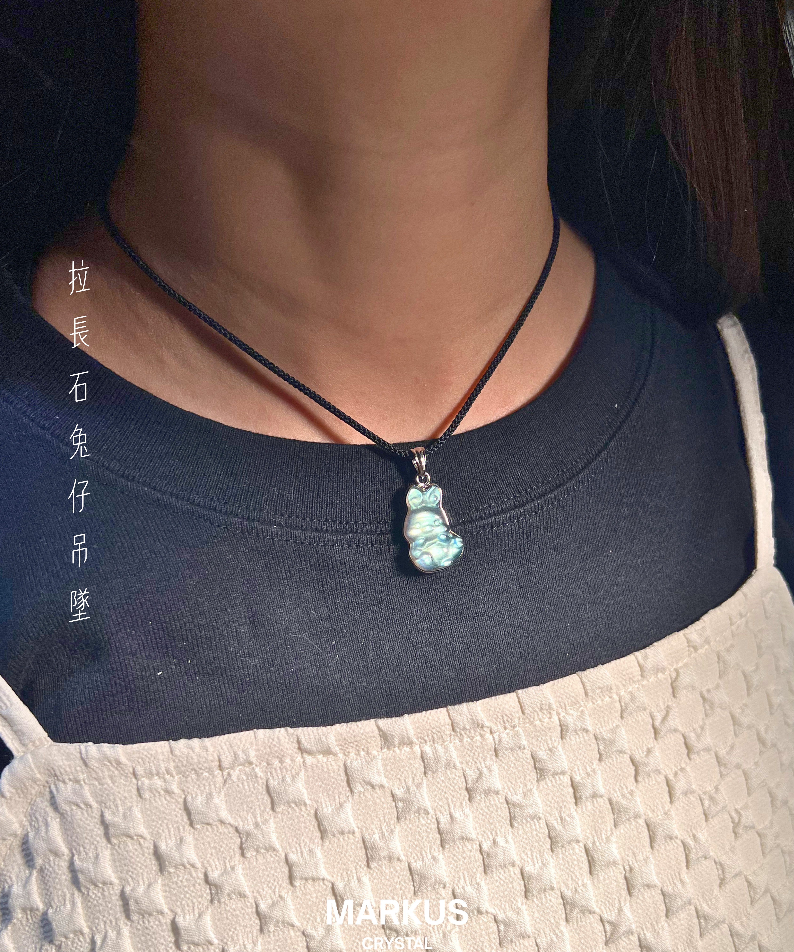 水晶, 水晶店, 水晶手鍊, 水晶手串, 晶石擺設, 水晶DIY, 水晶原石, 消磁淨化, 純露噴霧, 招財水晶, 人緣水晶, 能量水晶, 觀塘水晶店, 手工飾品, 命定水晶, 水晶工作坊, 晶石吊墜, 水晶飾物, 避邪保平安, 舒緩情緒, 招貴人, 專屬訂製, 貔貅掛飾, 線上訂製, 礦區原石, 鈦晶, 金髮晶, 拉長石, 海藍寶, 水晶手鐲, 空間淨化, 能量平衡, 天然礦石, 櫻花瑪瑙, 黑曜石, 捷克隕石, 瑪瑙扣, 招財貓掛飾, 達摩擺件, 透石膏, 願望瓶, 礦石切割, 脈輪平衡, 靈性成長, 禮物推薦, 晶石原礦, Crystal, Crystal Shop, Crystal Bracelet, Crystal Ornament, DIY Crystal, Raw Stone, Cleansing, Hydrosol Spray, Wealth Crystal, Relationship Crystal, Healing Energy, Kwun Tong Crystal Shop, Handmade Jewelry, Destiny Crystal, Crystal Workshop, Cry