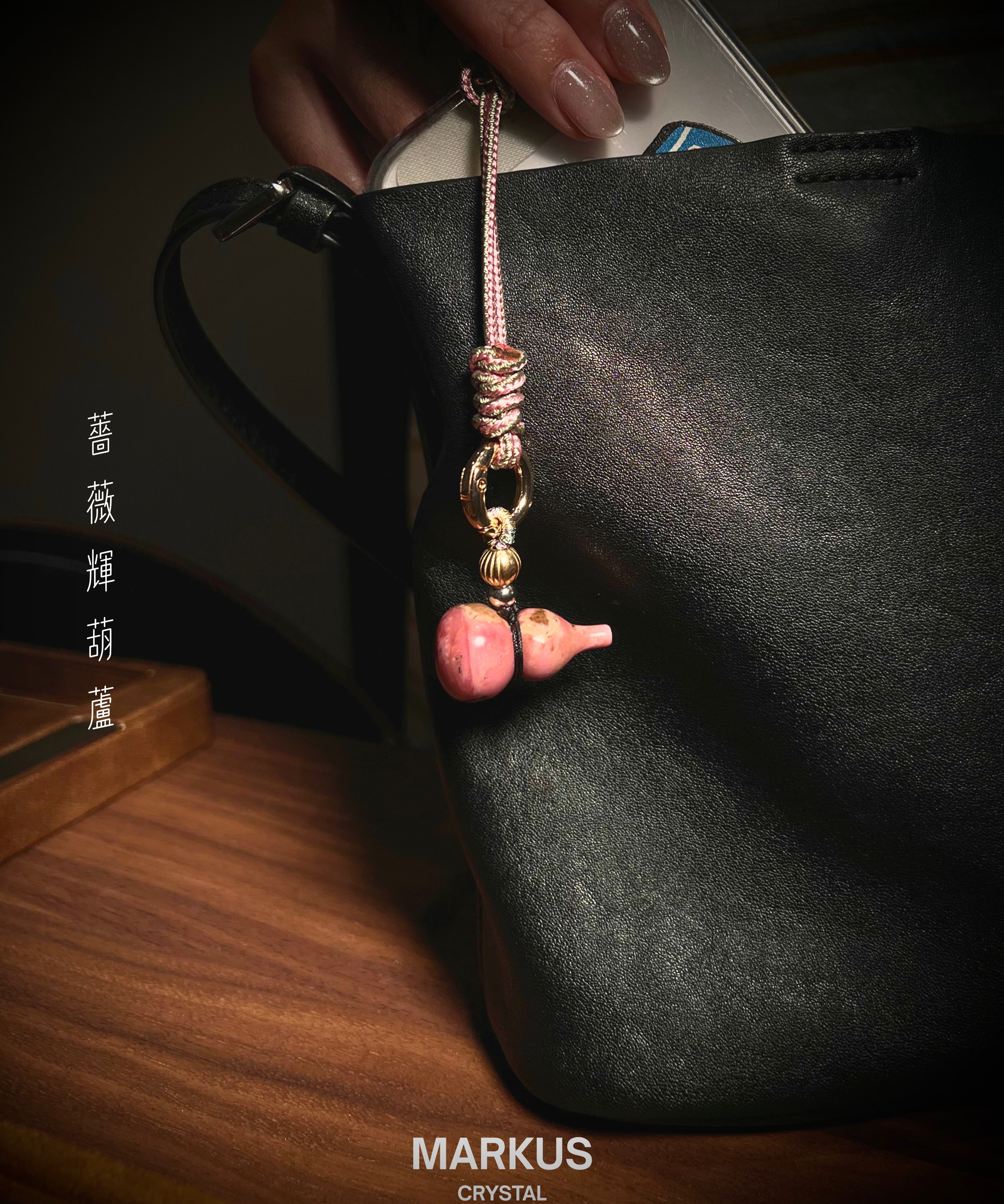 水晶, 水晶店, 水晶手鍊, 水晶手串, 晶石擺設, 水晶DIY, 水晶原石, 消磁淨化, 純露噴霧, 招財水晶, 人緣水晶, 能量水晶, 觀塘水晶店, 手工飾品, 命定水晶, 水晶工作坊, 晶石吊墜, 水晶飾物, 避邪保平安, 舒緩情緒, 招貴人, 專屬訂製, 貔貅掛飾, 線上訂製, 礦區原石, 鈦晶, 金髮晶, 拉長石, 海藍寶, 水晶手鐲, 空間淨化, 能量平衡, 天然礦石, 櫻花瑪瑙, 黑曜石, 捷克隕石, 瑪瑙扣, 招財貓掛飾, 達摩擺件, 透石膏, 願望瓶, 礦石切割, 脈輪平衡, 靈性成長, 禮物推薦, 晶石原礦, Crystal, Crystal Shop, Crystal Bracelet, Crystal Ornament, DIY Crystal, Raw Stone, Cleansing, Hydrosol Spray, Wealth Crystal, Relationship Crystal, Healing Energy, Kwun Tong Crystal Shop, Handmade Jewelry, Destiny Crystal, Crystal Workshop, Cry
