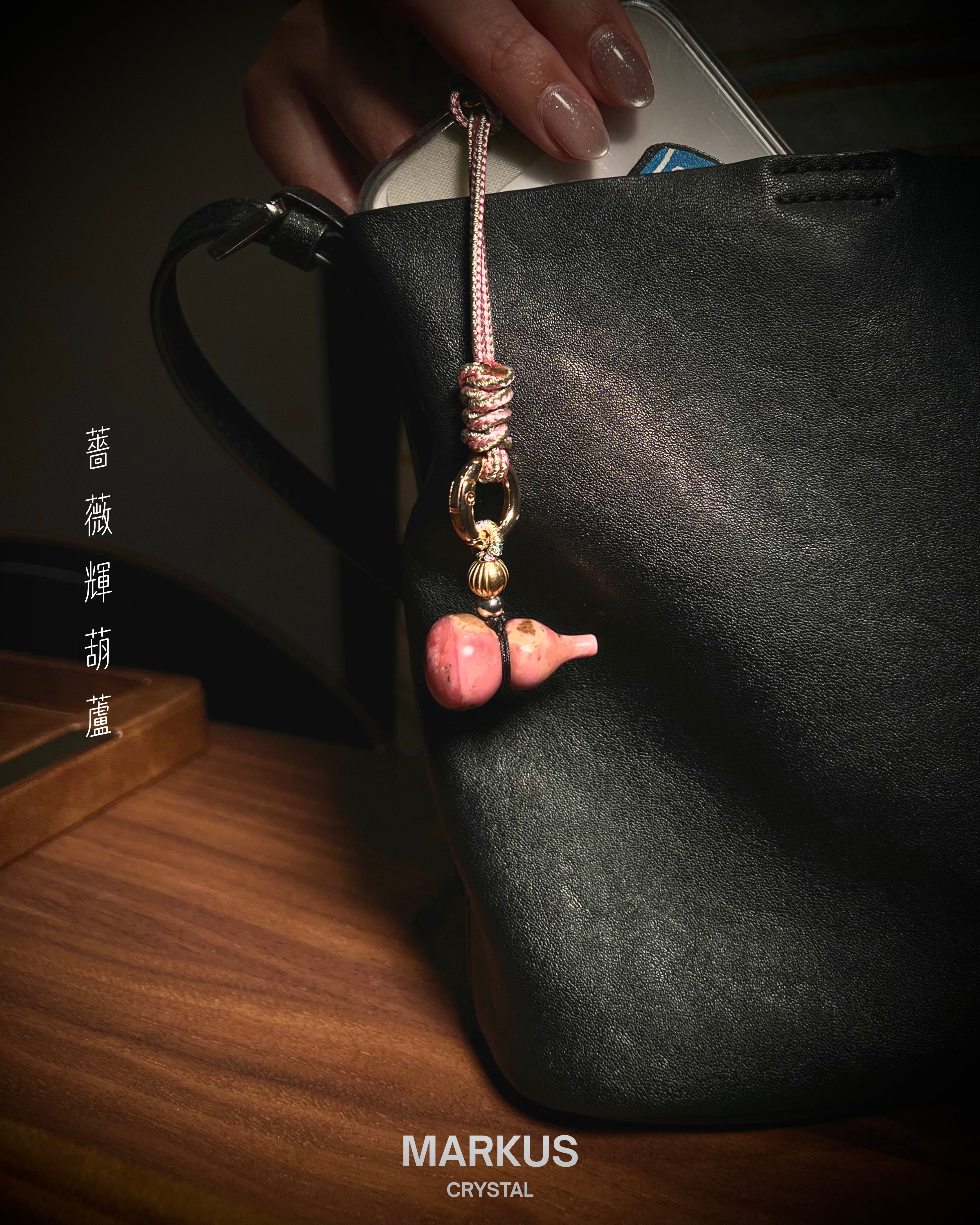 水晶, 水晶店, 水晶手鍊, 水晶手串, 晶石擺設, 水晶DIY, 水晶原石, 消磁淨化, 純露噴霧, 招財水晶, 人緣水晶, 能量水晶, 觀塘水晶店, 手工飾品, 命定水晶, 水晶工作坊, 晶石吊墜, 水晶飾物, 避邪保平安, 舒緩情緒, 招貴人, 專屬訂製, 貔貅掛飾, 線上訂製, 礦區原石, 鈦晶, 金髮晶, 拉長石, 海藍寶, 水晶手鐲, 空間淨化, 能量平衡, 天然礦石, 櫻花瑪瑙, 黑曜石, 捷克隕石, 瑪瑙扣, 招財貓掛飾, 達摩擺件, 透石膏, 願望瓶, 礦石切割, 脈輪平衡, 靈性成長, 禮物推薦, 晶石原礦, Crystal, Crystal Shop, Crystal Bracelet, Crystal Ornament, DIY Crystal, Raw Stone, Cleansing, Hydrosol Spray, Wealth Crystal, Relationship Crystal, Healing Energy, Kwun Tong Crystal Shop, Handmade Jewelry, Destiny Crystal, Crystal Workshop, Cry