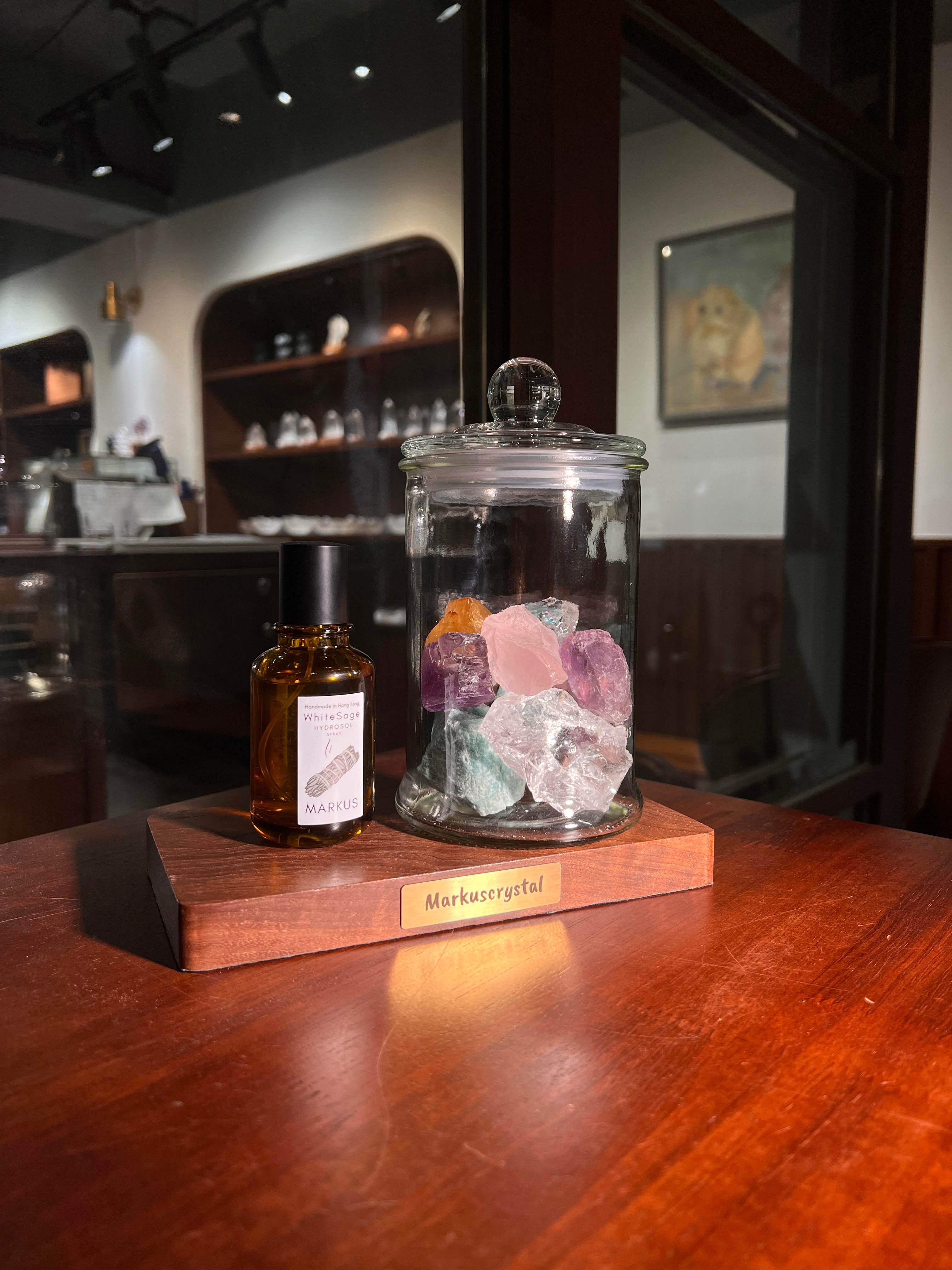 水晶, 水晶店, 水晶手鍊, 水晶手串, 晶石擺設, 水晶DIY, 水晶原石, 消磁淨化, 純露噴霧, 招財水晶, 人緣水晶, 能量水晶, 觀塘水晶店, 手工飾品, 命定水晶, 水晶工作坊, 晶石吊墜, 水晶飾物, 避邪保平安, 舒緩情緒, 招貴人, 專屬訂製, 貔貅掛飾, 線上訂製, 礦區原石, 鈦晶, 金髮晶, 拉長石, 海藍寶, 水晶手鐲, 空間淨化, 能量平衡, 天然礦石, 櫻花瑪瑙, 黑曜石, 捷克隕石, 瑪瑙扣, 招財貓掛飾, 達摩擺件, 透石膏, 願望瓶, 礦石切割, 脈輪平衡, 靈性成長, 禮物推薦, 晶石原礦, Crystal, Crystal Shop, Crystal Bracelet, Crystal Ornament, DIY Crystal, Raw Stone, Cleansing, Hydrosol Spray, Wealth Crystal, Relationship Crystal, Healing Energy, Kwun Tong Crystal Shop, Handmade Jewelry, Destiny Crystal, Crystal Workshop, Cry